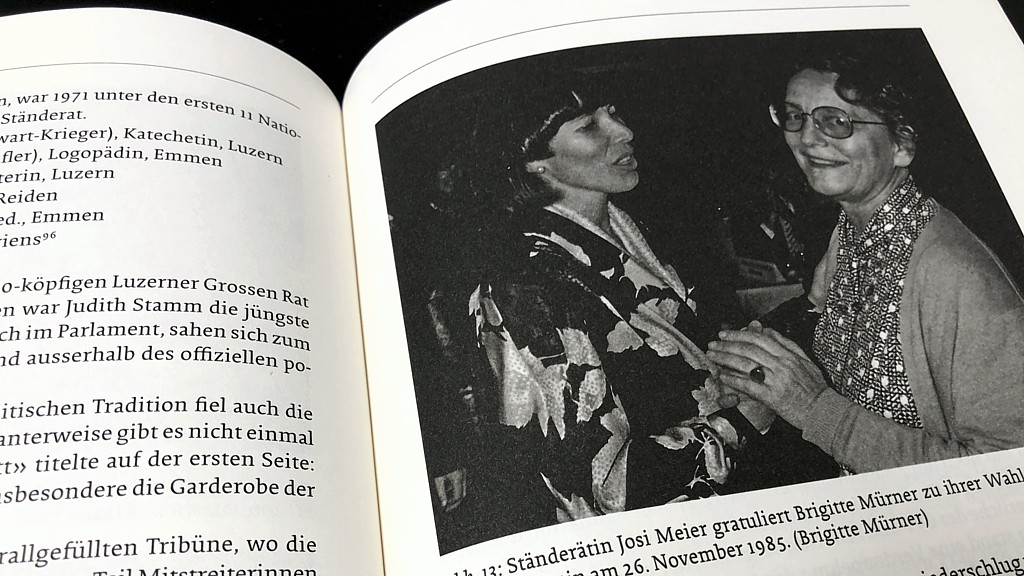 Ständerätin Josi Meier gratuliert der ersten Präsidentin zur Wahl (aus dem Buch "Der Luzerner Grosse Rat 1803-2007" von Margrit Steinhauser