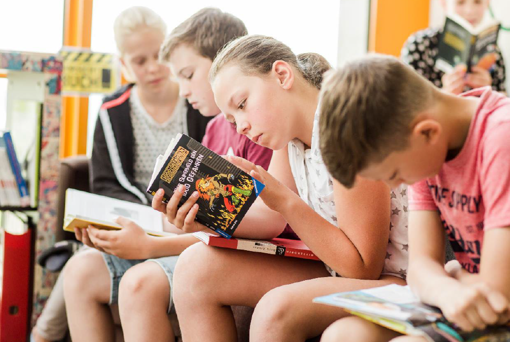 Schulkinder beim Lesen