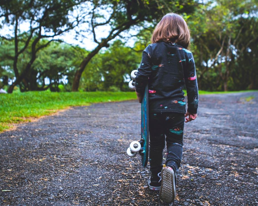Ein Kind mit einem Skateboard geht davon - Symbolbild von Joao Pedro Lisboa on PexelsMädchen 