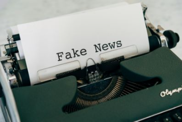 Mit Medienkompetenz Fake News entlarven - Fabio Blank von der PH Luzern gibt Tipps zur Erkennung von Fake News, informiert über Desinformation und zeigt, wie Medienbildung an Schulen dagegen helfen kann.