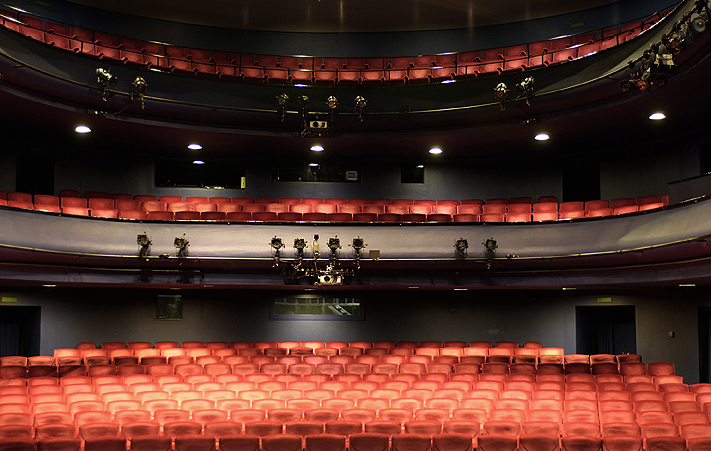 Der Zuschauerraum des Luzerner Theaters, Ingo Hoehn - Ingo Hoehn/dphoto.ch, https://de.wikipedia.org/wiki/Luzerner_Theater#/media/Datei:LUT-Zuschauer.jpg
