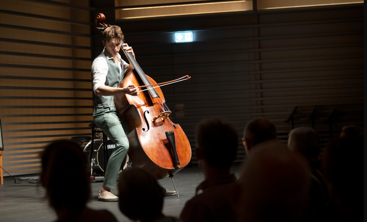 Foto zVg.: Auftritt eines musikalischen Talents vor Publikum. Bund anerkennt musikalische Talentförderung des Kantons Luzern und unterstützt diese per Ende 2023 finanziell