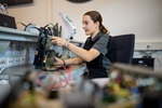Multimedia-Elektronikerin bei der Arbeit  -Bild: DBW