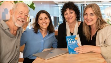 Entwickler von Co-Star Hermann Gyr und Lisa Friedmann mit Simone Ries und Jessica Thompson halten das Buch Co-Star. Bild zVg.
