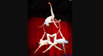 Luftakrobatik - Drei Mädchen machen Figuren am Luft-Ring. Foto Zirkus Tortellini Luzern
