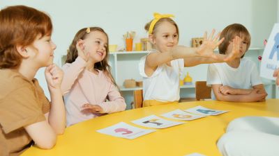 Kinder beim Lernen und Lachen, Quelle: Pexels
