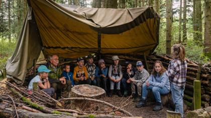 Schulkinder unter einem Zeltdach im Wald - so kann Schule auch gehen, Bild: zVg. 
