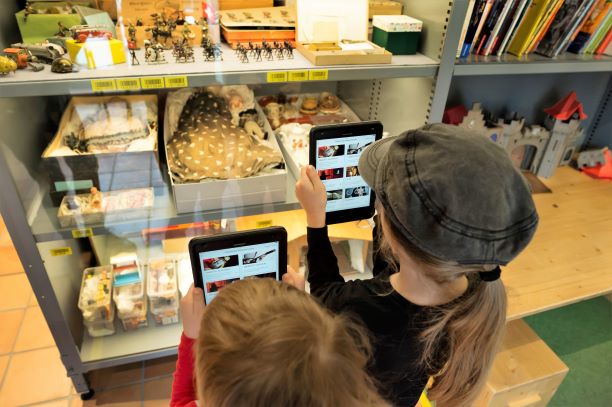 Kinder und Erwachsene können mit dem Tablet die Dauerausstellung des Historischen Museums selber erkunden (Copyright: Historisches Museum Luzern)