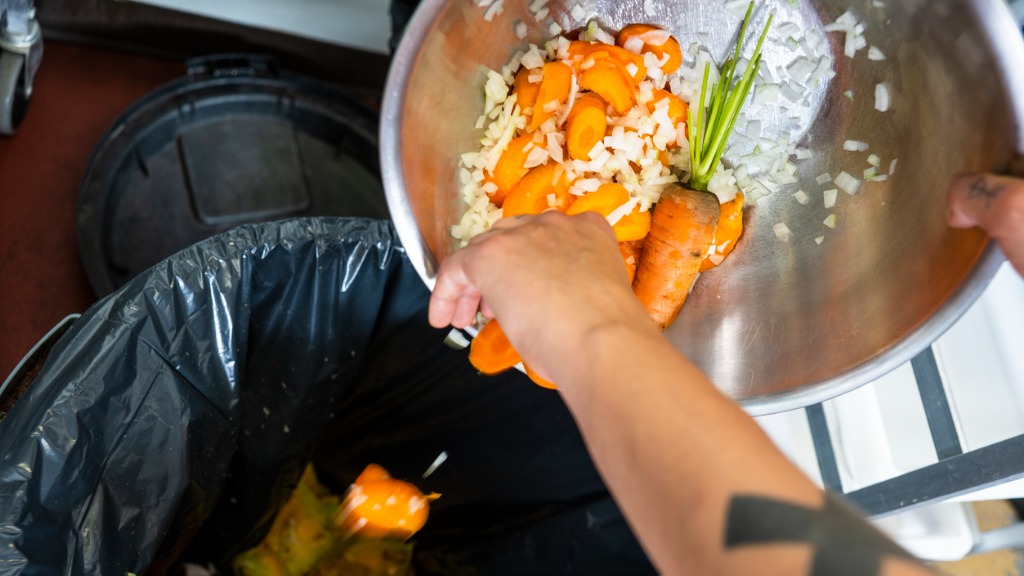 Essen wird in Müll entsorgt