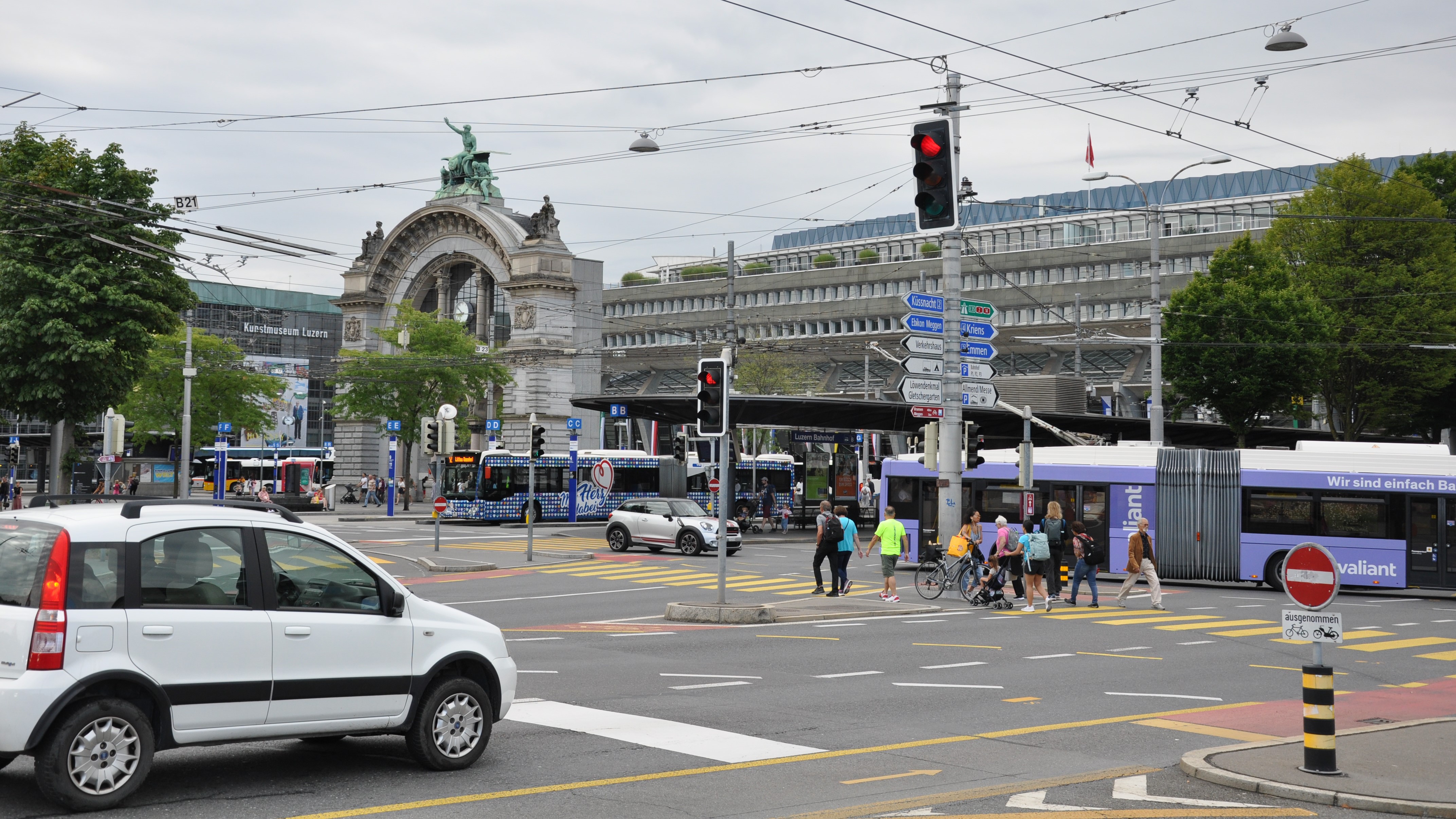 Mobilität auf dem Bahnhofplatz in der Stadt Luzern