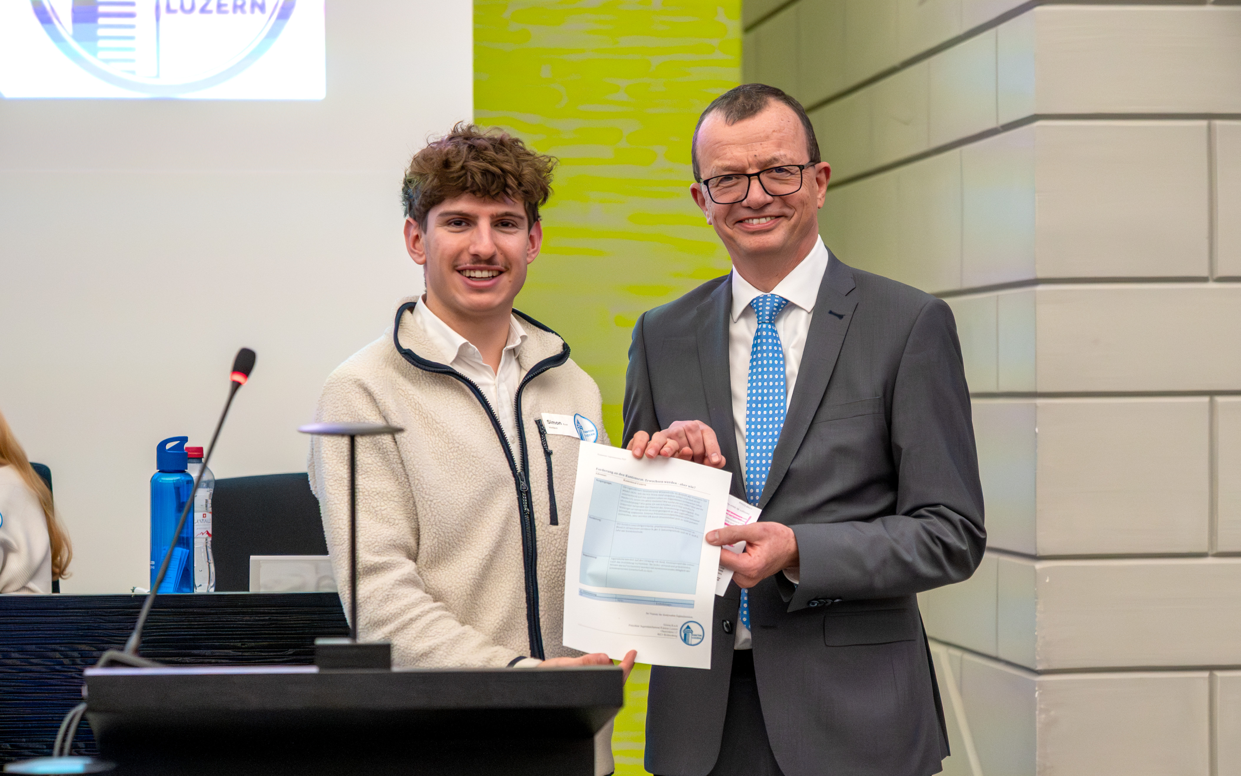 Simon Koch, Präsident des Jugendparlaments Kanton Luzern, überreicht Staatsschreiber Vincenz Blaser die Petition