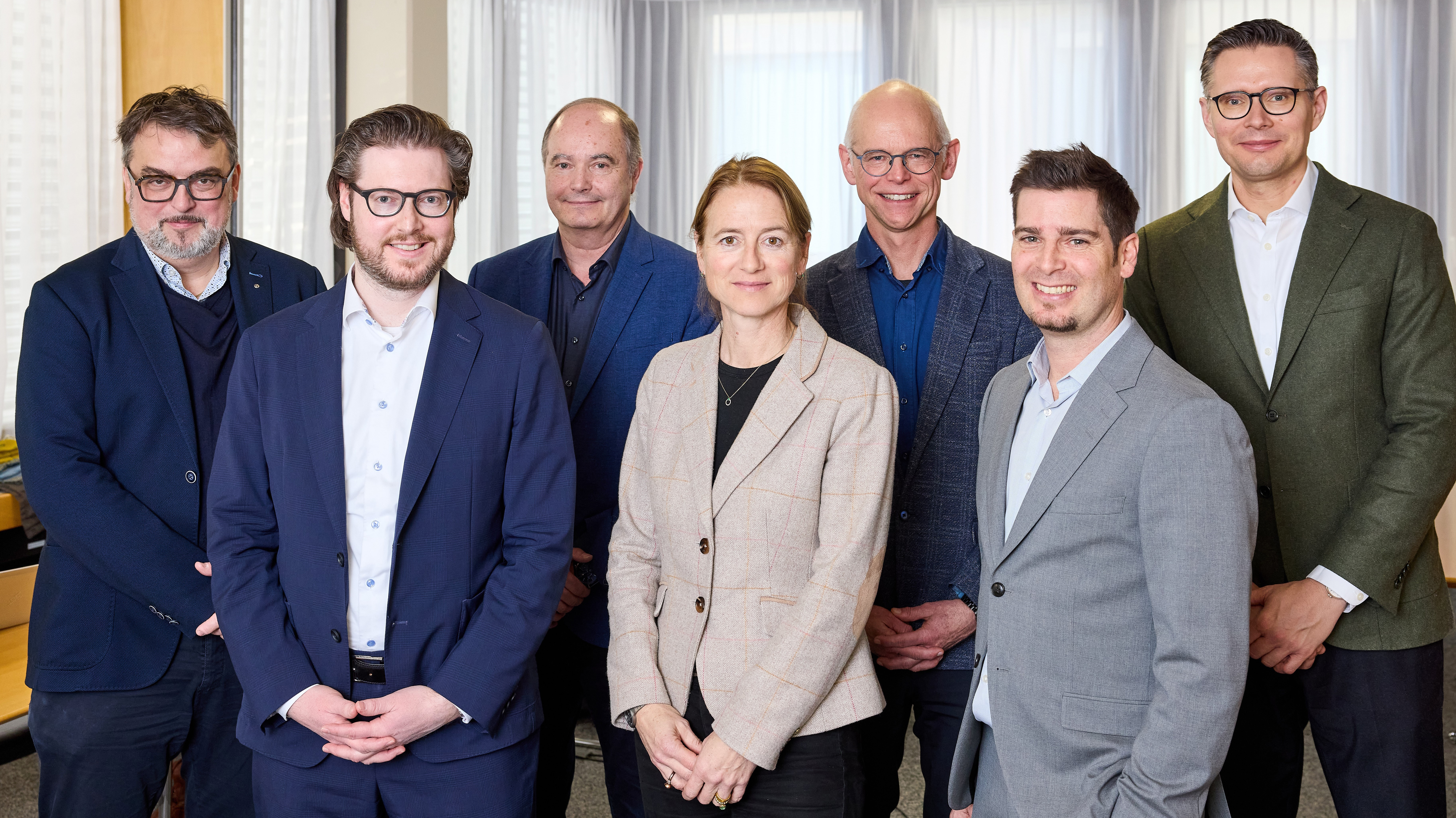 Von links: Jean-Marie Schnyder, Klinikdirektor LHM, Patric Brand, Dietmar Michlig und Stiftungsratspräsidentin Manuela Gebert seitens BKM, Hansjörg Schmid, ehemaliger Verwaltungsratspräsident der LHM, Peter Suter von der Dienststelle Immobilien des Kantons Luzern und LUKS-CEO Florian Aschbrenner.