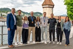 Nationalrat Pius Kaufmann, Präsident der Spotförderungskommission, Joel Lütolf, Ariane Burri, Andreas Haas, Selina Witschonke, Gregor Deschwanden, Livio Wenger, Nadia Wenger, Regierungspräsidentin Michaela Tschuor, Vorsteherin des Gesundheits- und Sozialdepartements (von links).