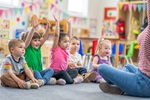 Eine Gruppe Kinder in einer Kindertagesstätte