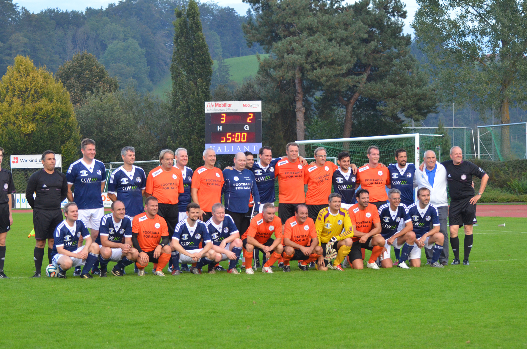 Der FC Kantonsrat und das Team von PluSport nach dem Match. 