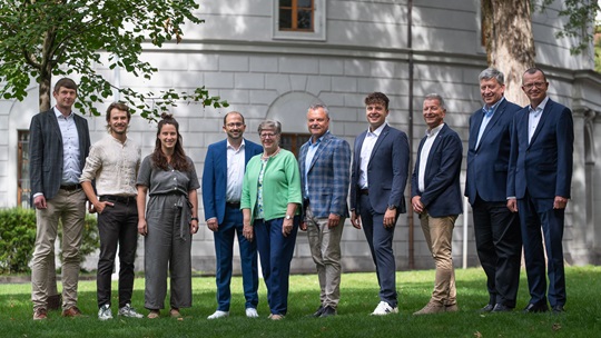 v.l.n.r. Tobias König (Leiter Parlamentsdienste), Samuel Zbinden, Simone Brunner, Adrian Nussbaum, Angela Lüthold, Georg Dubach, Mario Cozzio, Rolf Bossart, Patrick Hauser, Staatsschreiber Vincenz Blaser