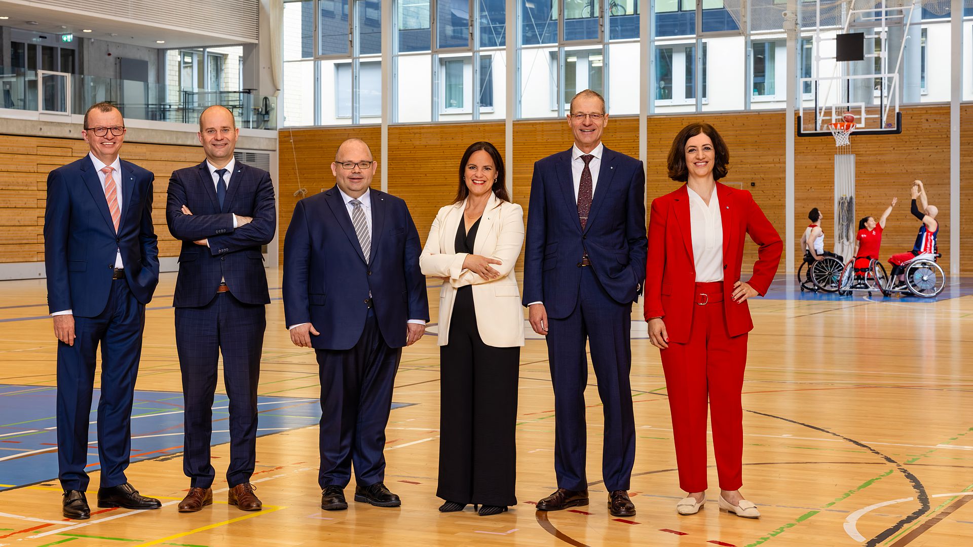 v.l.n.r. Staatsschreiber Vinzenz Blaser, Regierungsrat Fabian Peter, Regierungsrat Dr. Armin Hartmann, Regierungspräsidentin Dr. iur. Michaela Tschuor, Regierungsrat Reto Wyss, Regierungsrätin Ylfete Fanaj
