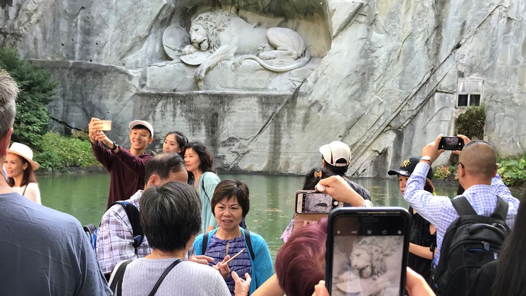 Touristen vor dem Löwendenkmal