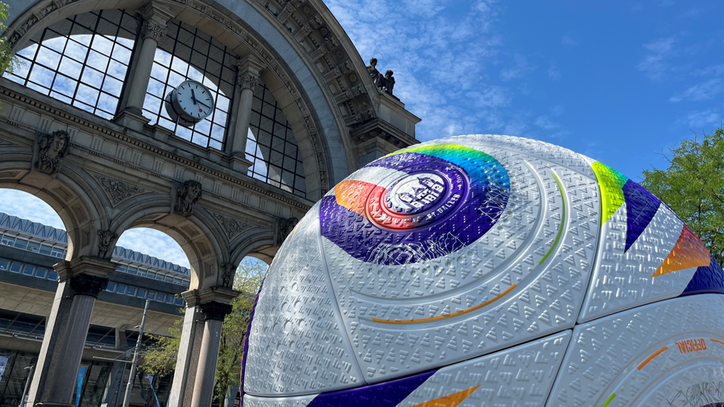 Fussball Euro Ball vor Torbogen Bahnhof Luzern