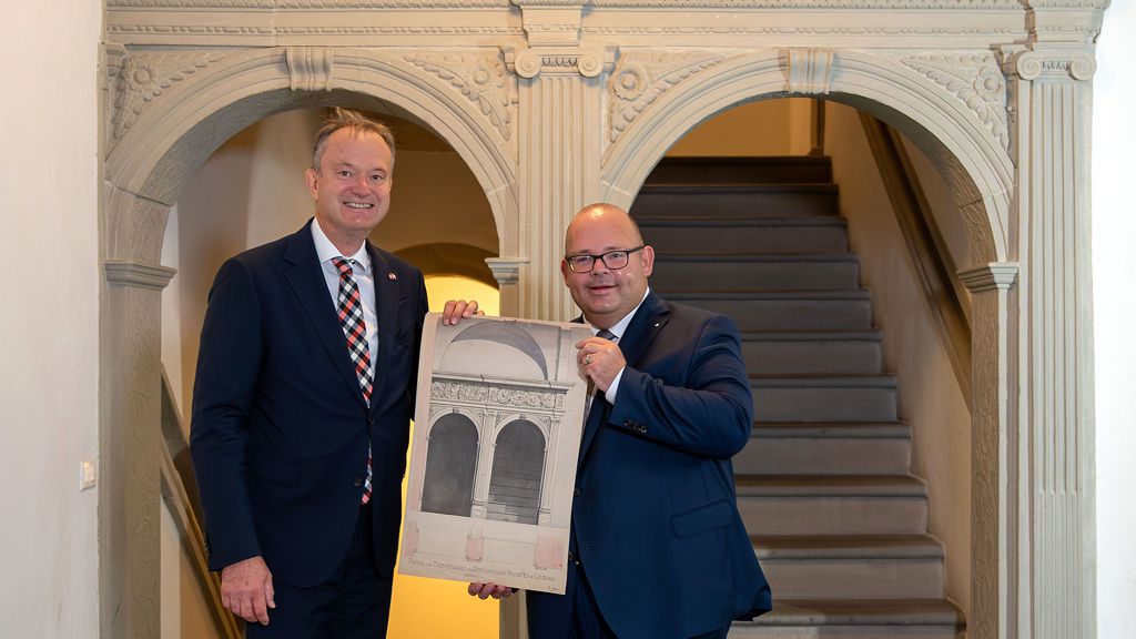 Der Schweizer Botschafter in Griechenland, Stefan Estermann, übergibt Regierungsrat Dr. Armin Hartmann eine historische Architekturzeichnung des Ritterschen Palastes