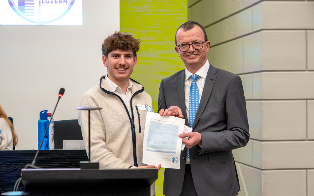 Simon Koch, Präsident des Jugendparlamentes Kanton Luzern (JUKALU), überreicht Staatsschreiber Vincenz Blaser die Petition
