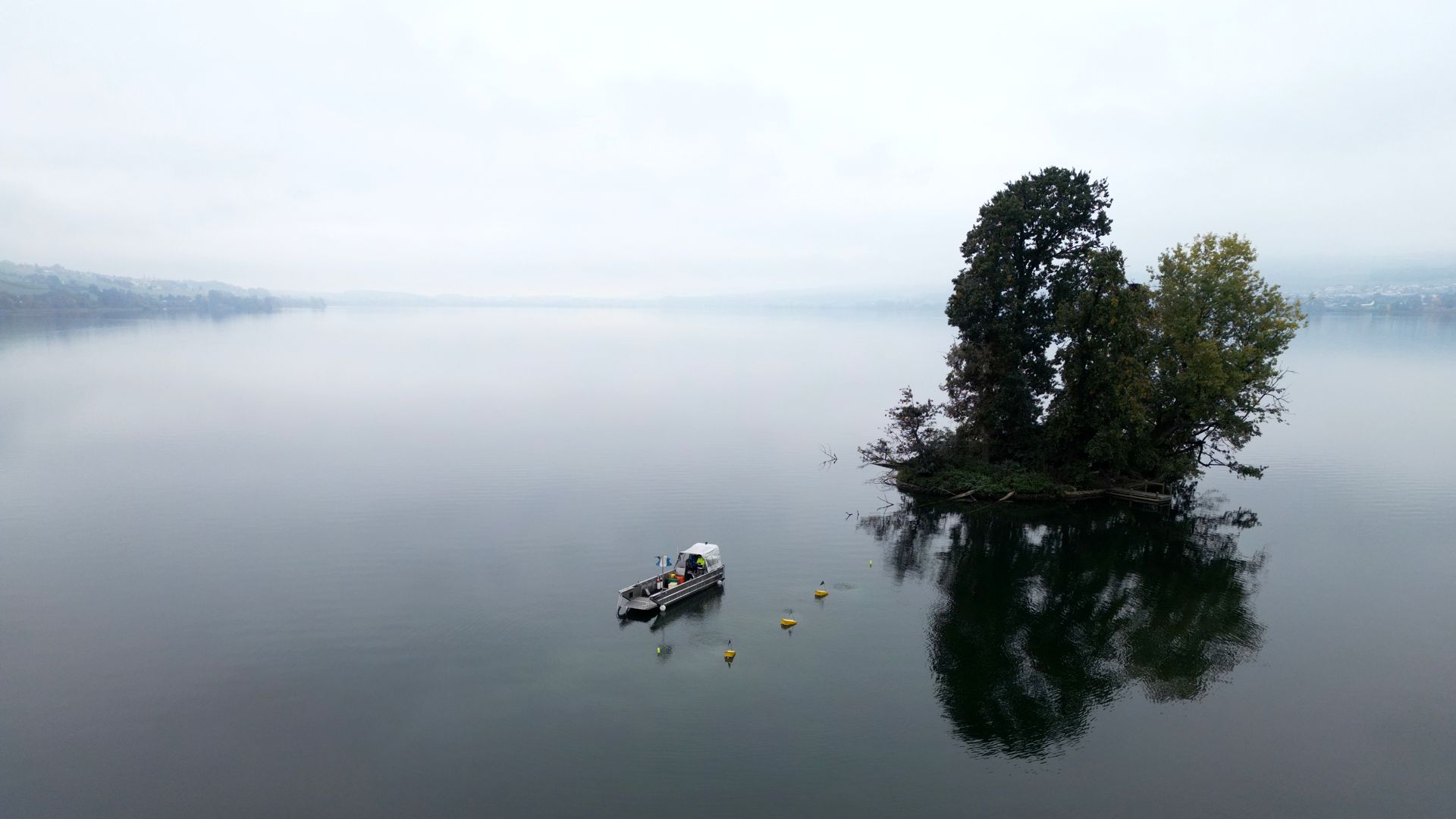 Archäologische Taucher untersuchen Luzerner Pfahlbauten im Sempachersee