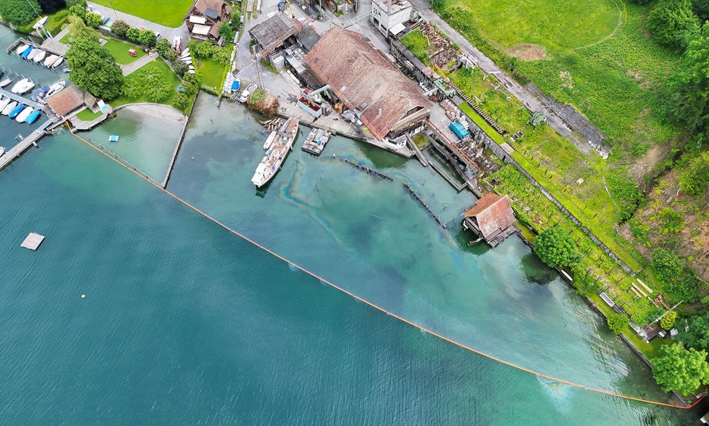 Gewaesserverunreinigung Oel im See Bild Luzerner Polizei