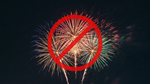 Feuerwerk am Nachthimmel mit Verbotszeichen