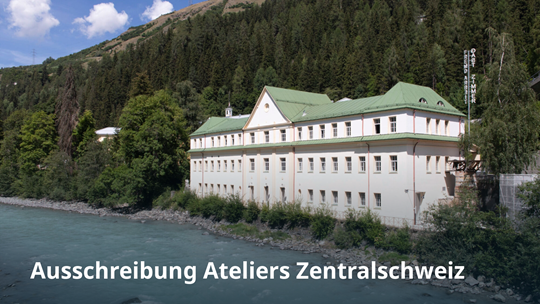 Gebäude der Fundaziun Nairs in Scuol am Fluss