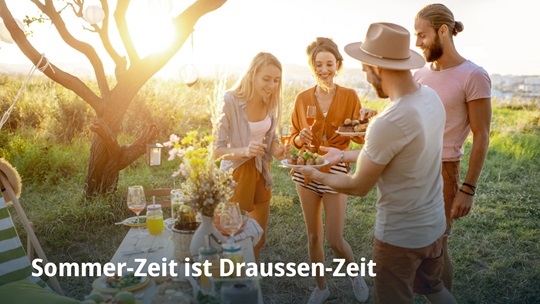 Ausgelassene Menschen beim Feiern im Freien
