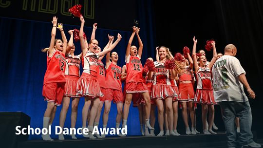 School Dance Award: Jugendliche jubeln auf der Bühne