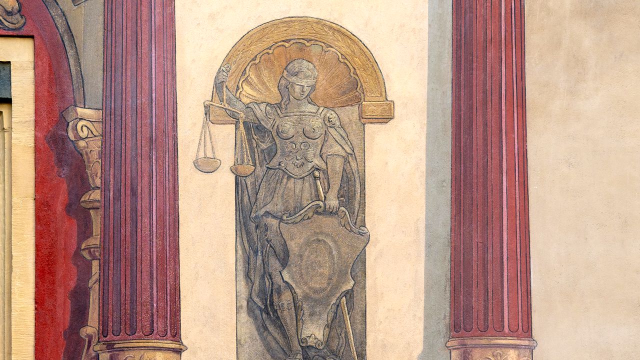 Foto der Iustitia an der Fassade des Hotels De Balance in Luzern