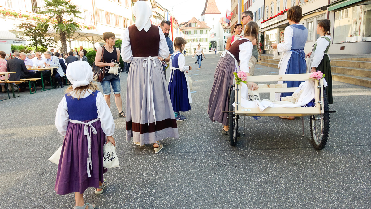 Beim Verteilen der Morgenbrotsäckli
