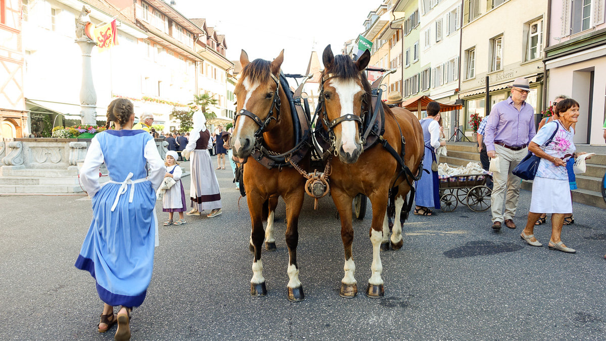 Beim Verteilen der Morgenbrotsäckli