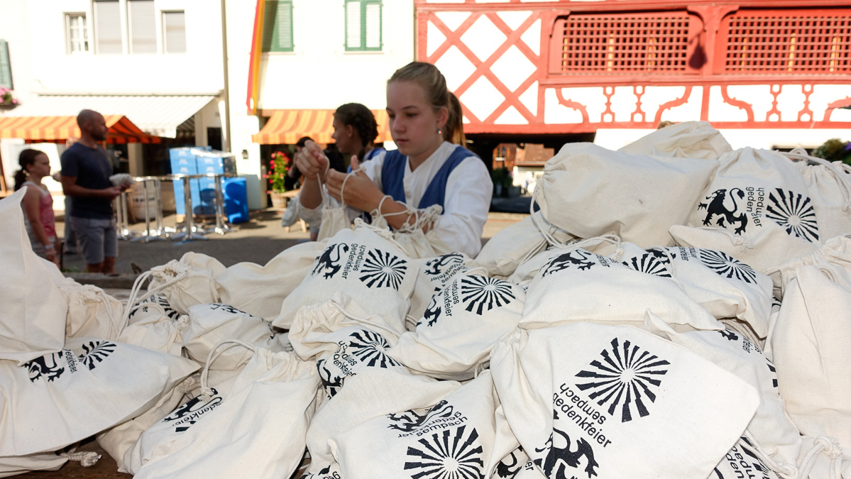 Beim Verteilen der Morgenbrotsäckli