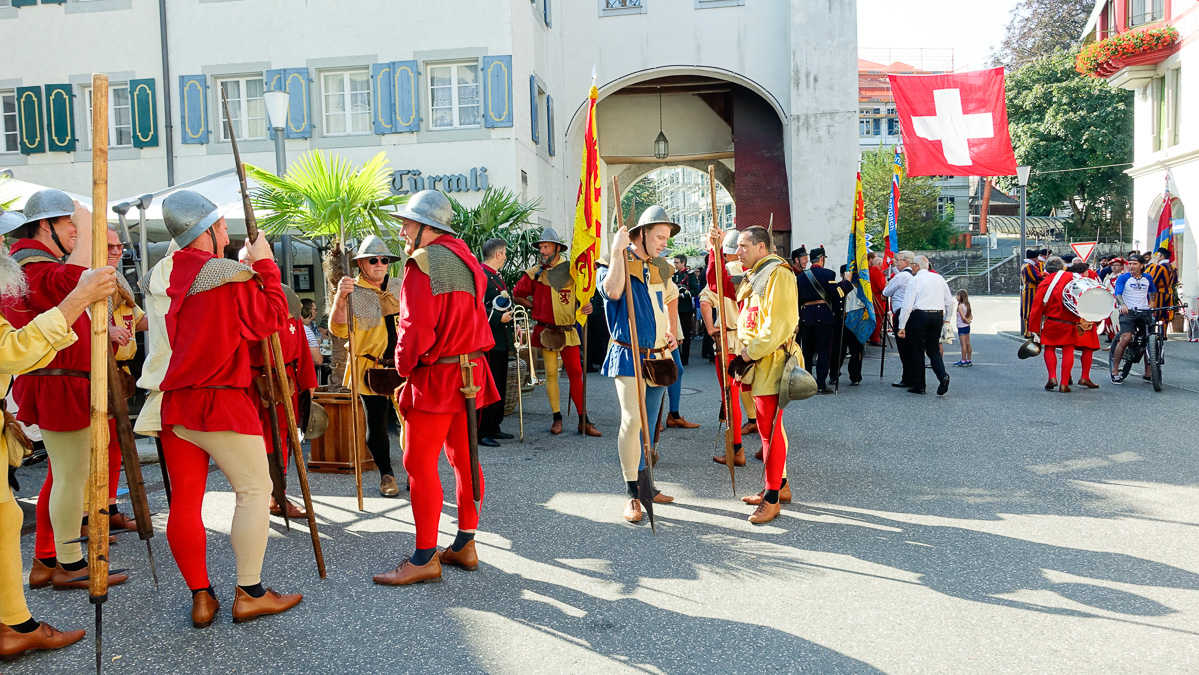 Die Krieger warten auf den Einzug.