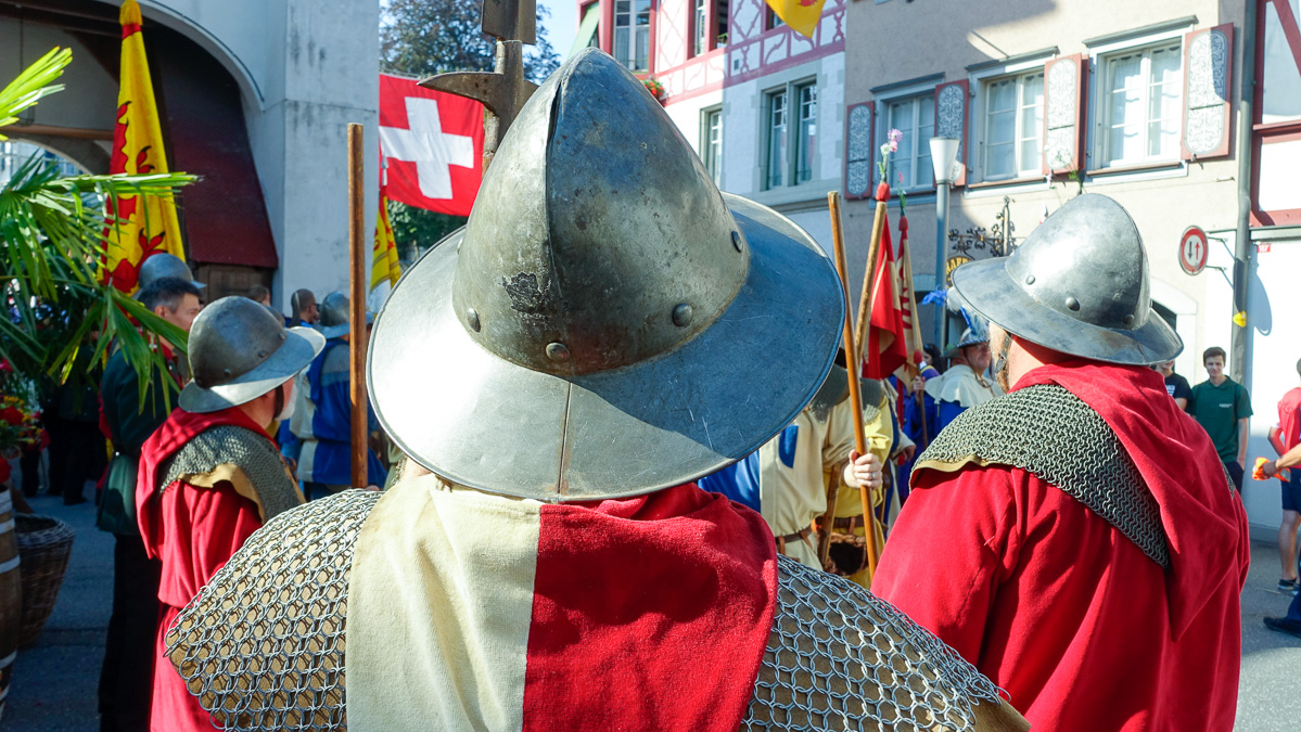 Die Krieger warten auf den Einzug.