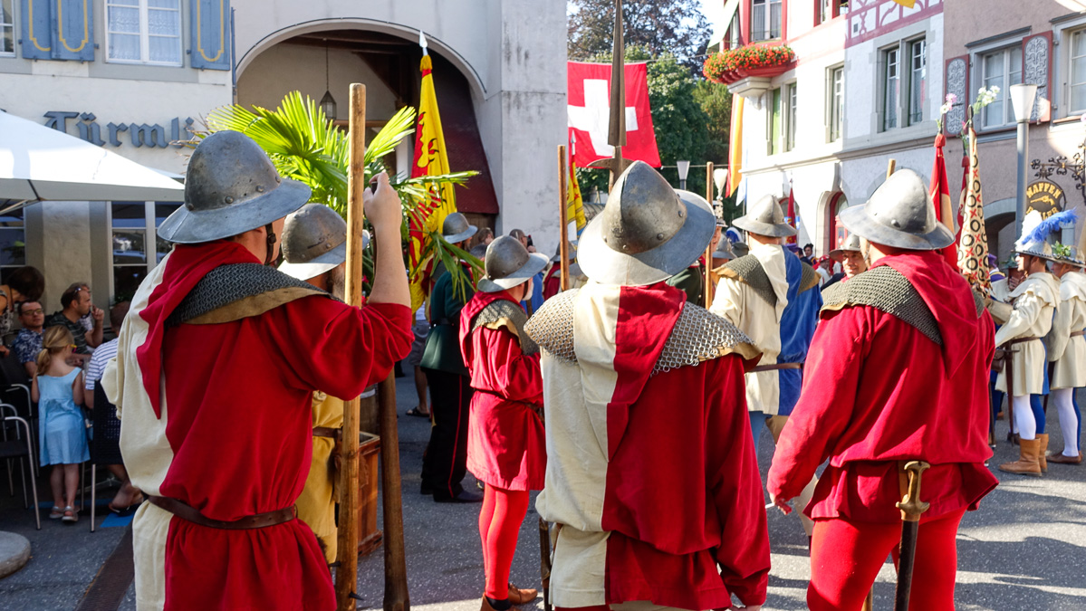 Die Krieger warten auf den Einzug.