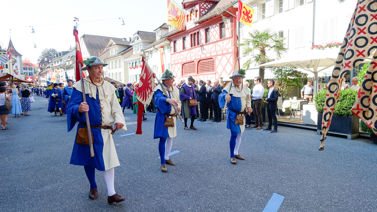 Die Zunft zu Safran mit den von den Habsburgern erbeuteten Fahnen.