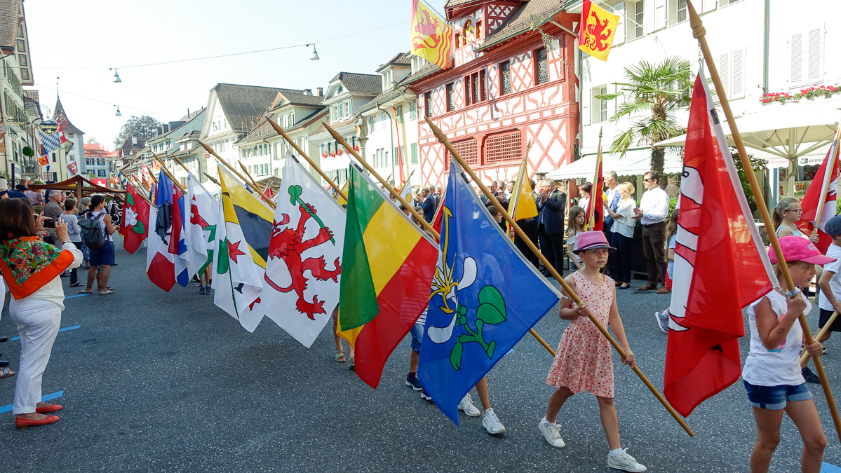 Die Sempacher Schulkinder mit den Fahnen der Luzerner Gemeinden