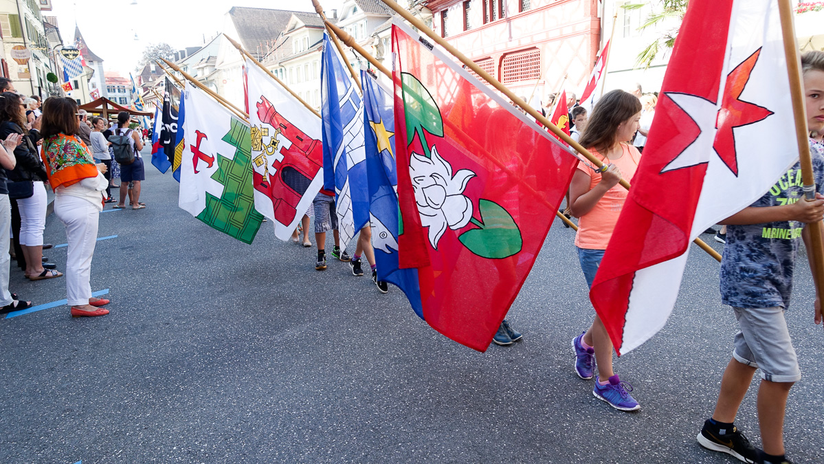 Die Sempacher Schulkinder mit den Fahnen der Luzerner Gemeinden