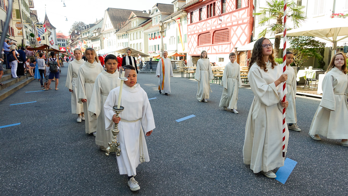 Die Ministrantinnen und Ministranten gehen vor Pfarrerin Marie-Luise Blum