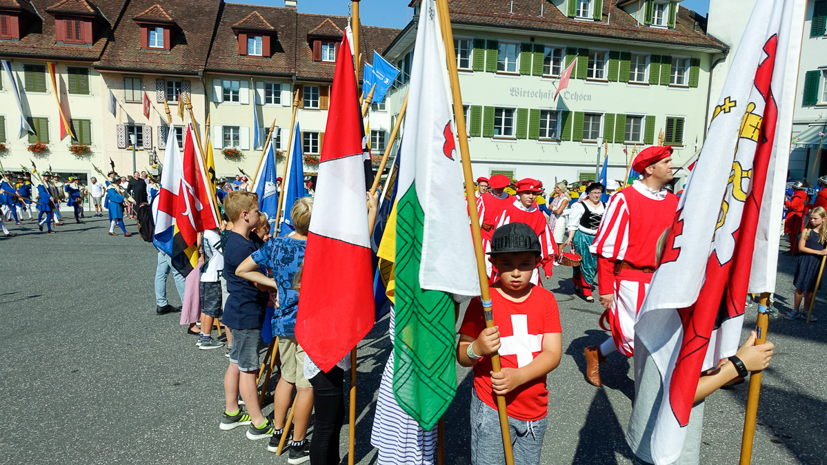 Die Schulkinder von Sempacher bilden vor der Kirche ein Spalier.