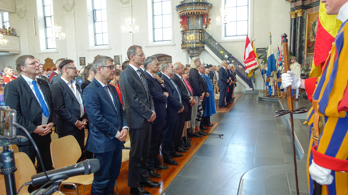 Regierung und Ehrengäste in der Kirche