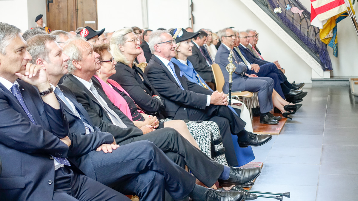 Regierung und Ehrengäste in der Kirche