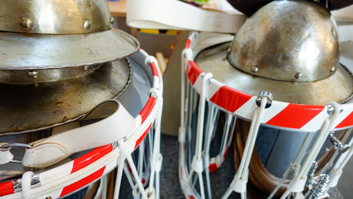 Deponierte Helme und Trommeln während des Festaktes