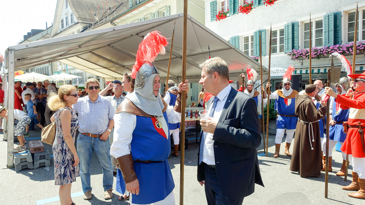 Regierungsrat Marcel Schwerzmann im Gespräch mit einem Zunftmitglied