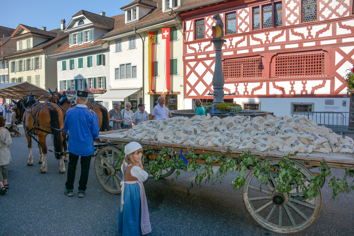 Die Morgenbrotsäckli werden verteilt.
