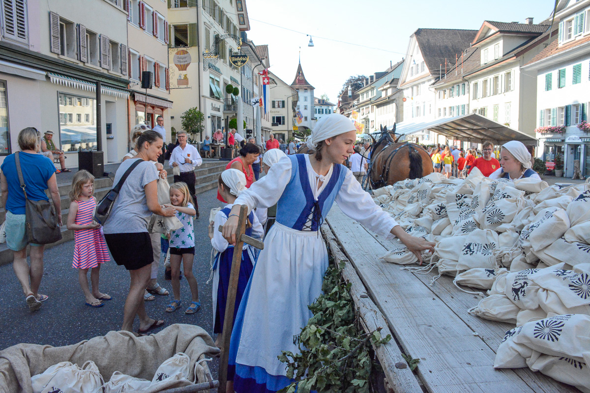 Die Morgenbrotsäckli werden verteilt.