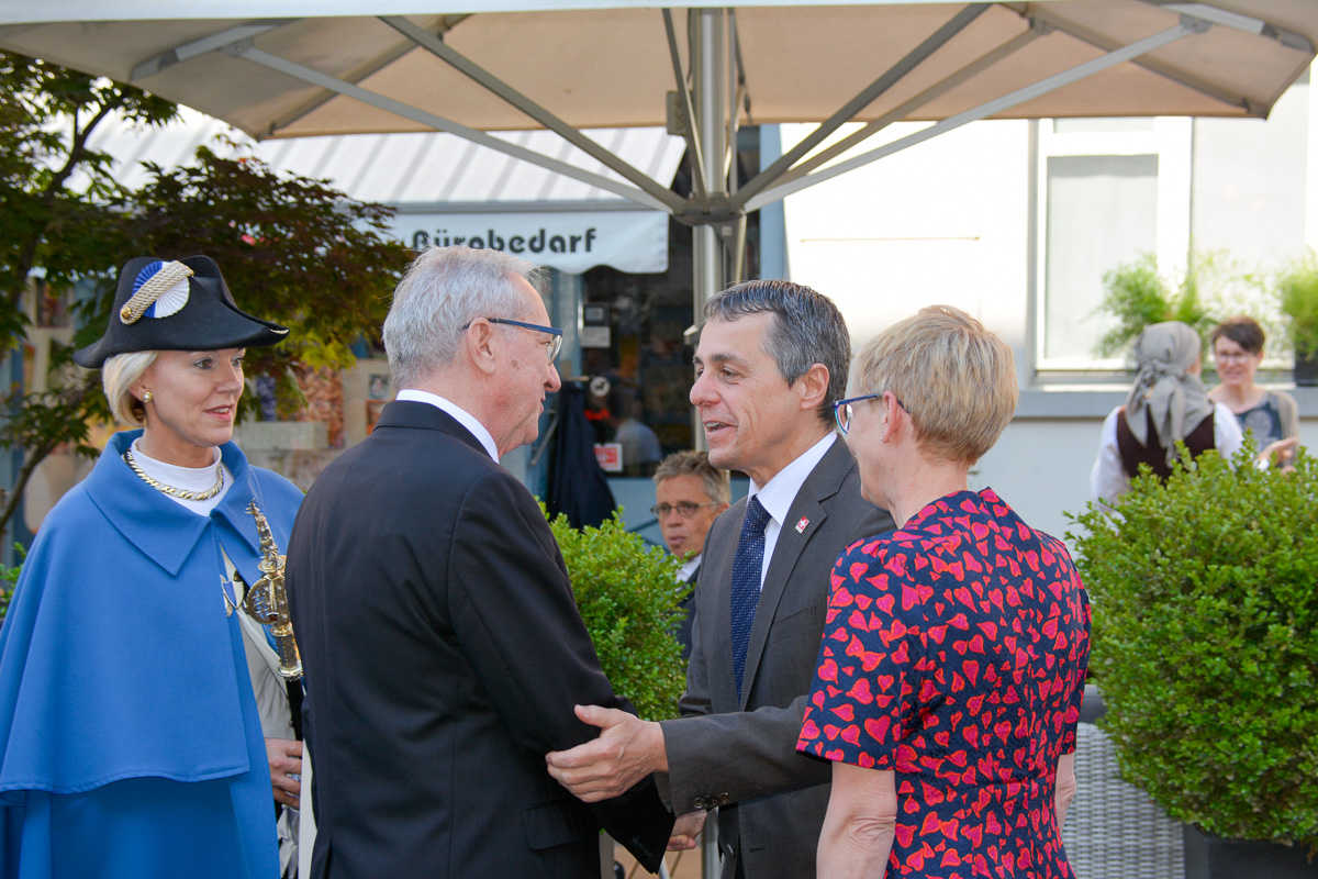 Bundesrat Ignazio Cassis und Paola Rodoni Cassis werden von Regierungspräsident Robert Küng in Sempach begrüsst.